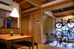 和合の家 リビングから自転車